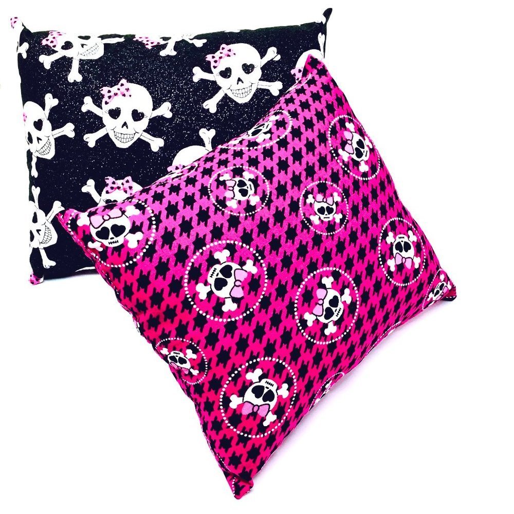 ACCENT PILLOW SET Small Skulls & Bows Pink & Black